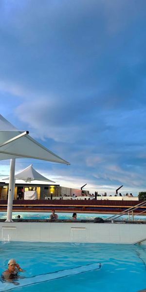 海滨广场上空的科技盛宴：无人机直播开启全新视听体验